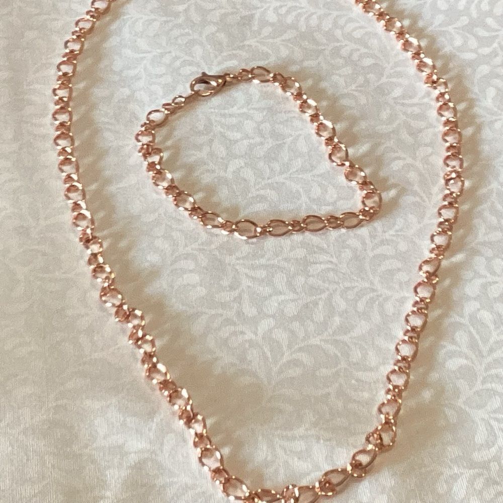 NWOT. Goldtone Figure 8 Necklace and Bracelet Set